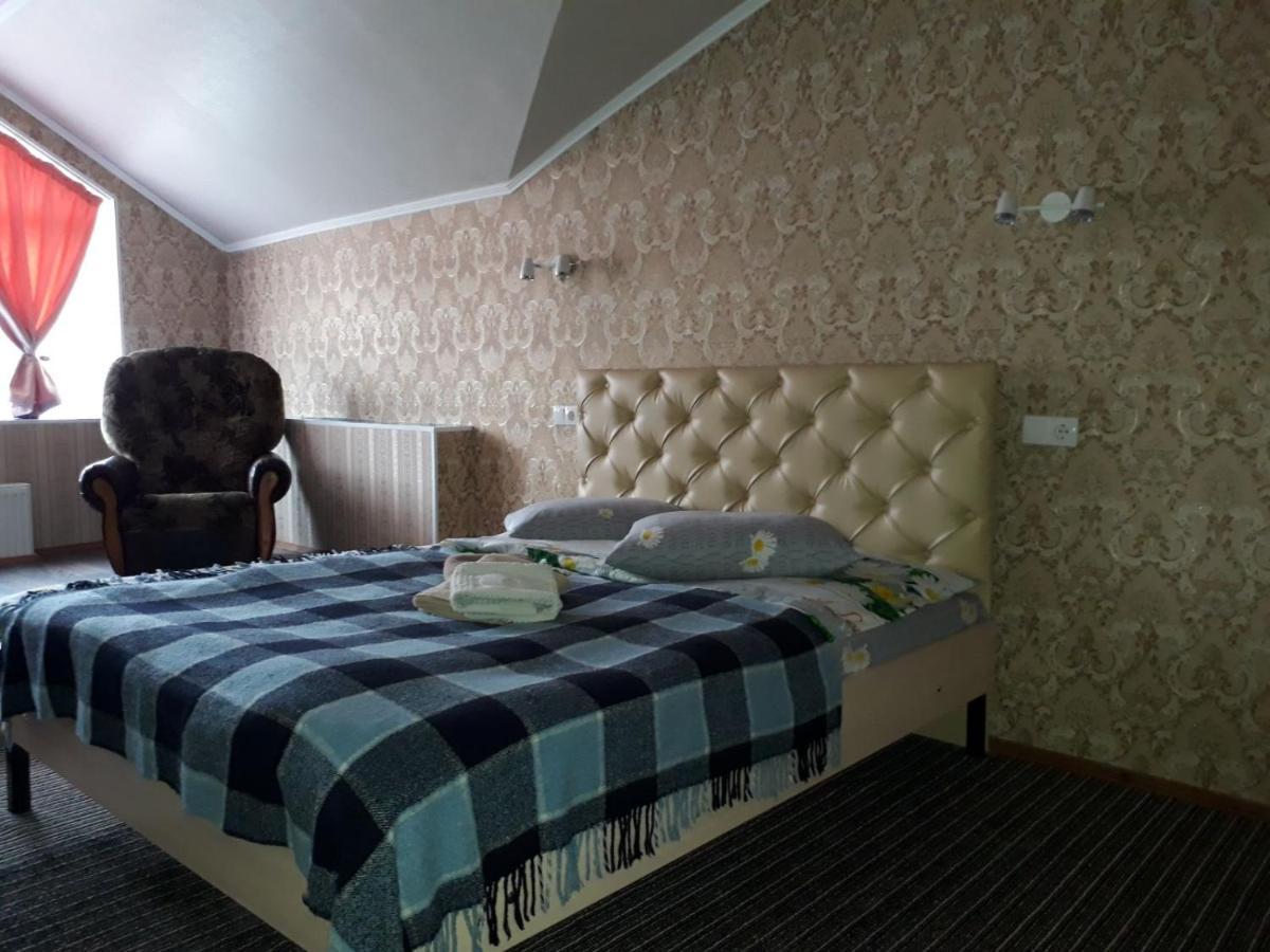 Hotel Unenege Nizhyn Bagian luar foto